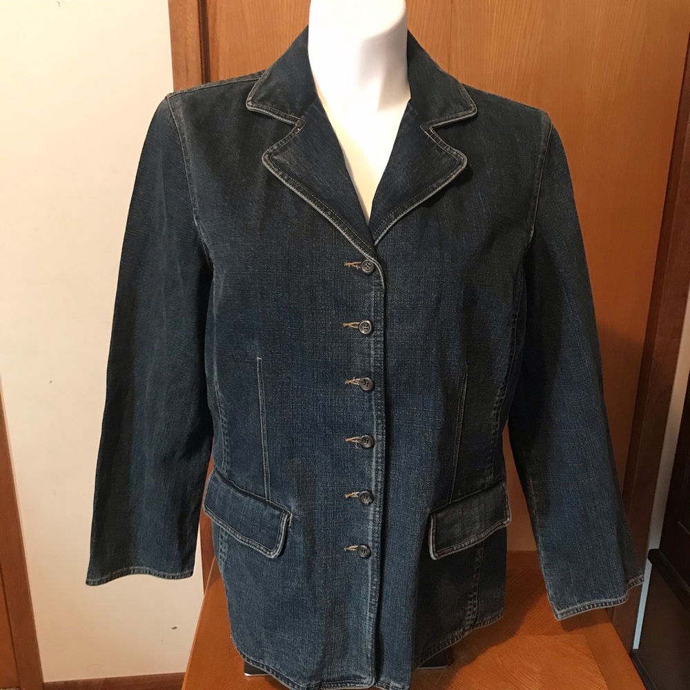 Button up jean jacket w front pockets